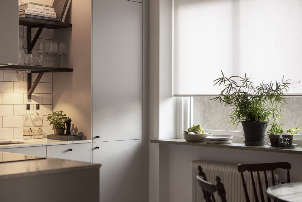 Vit rullgardin i kök