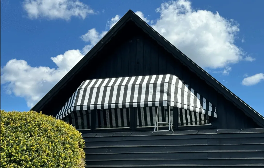 Randiga Markiser som solskydd på hus i Kungsbacka.