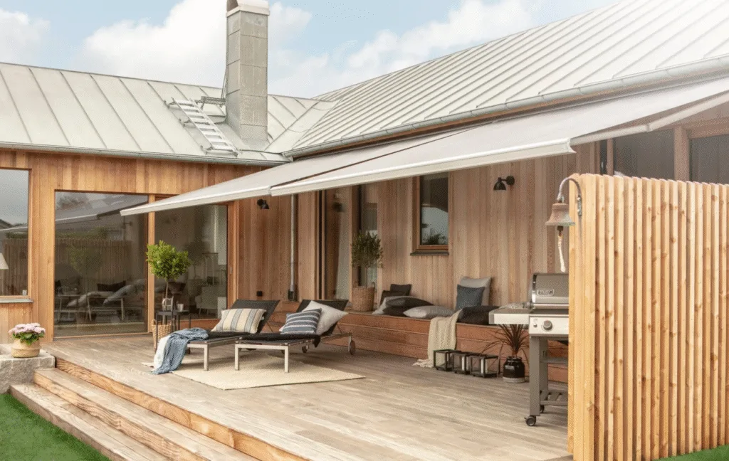 Markiser som solskydd på en villa i Mölnlycke