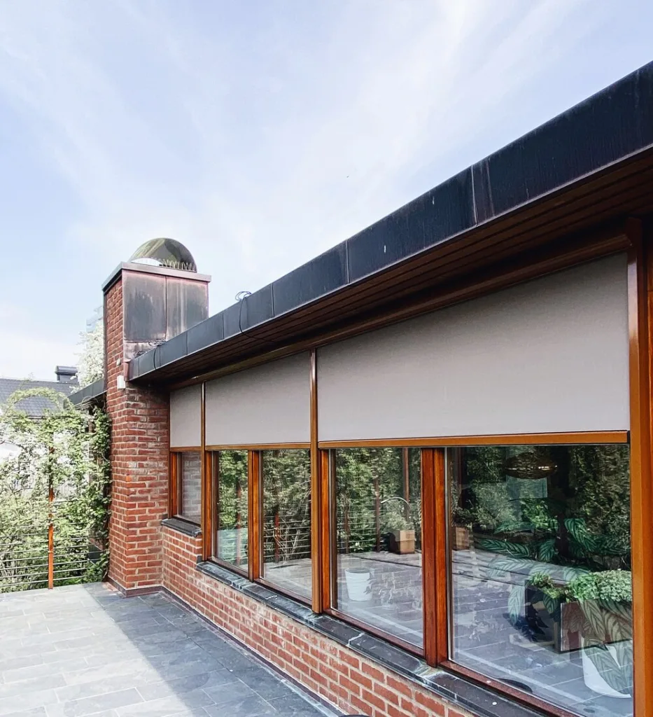 Detaljbild på zipscreen med sidoguider och stilren kassett