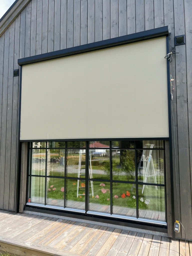 Zipscreen i Göteborg monterad på modern villa med stora fönster