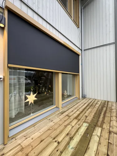 Mörk markis i Göteborg, motordriven